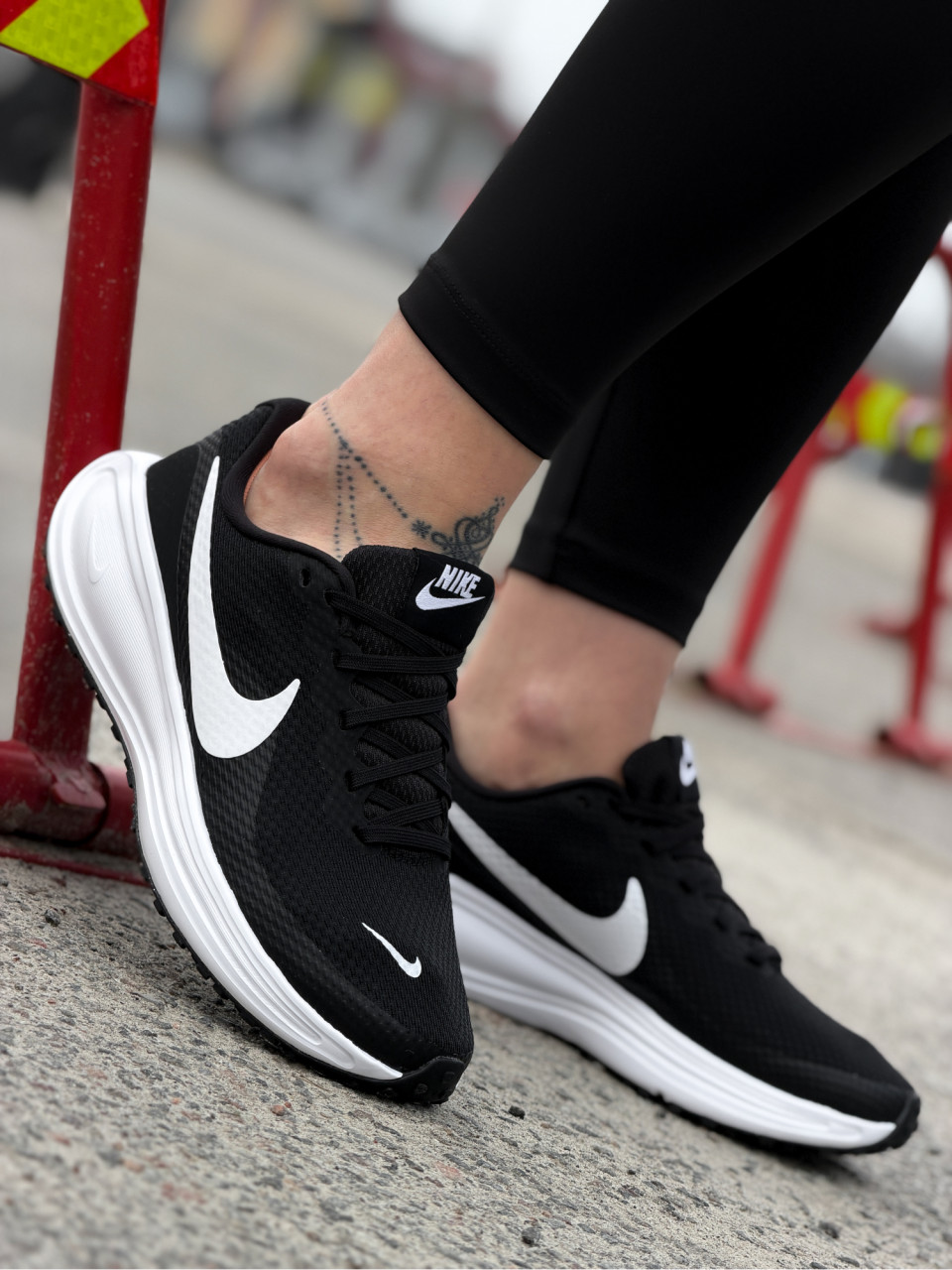 КРОСІВКИ W NIKE REVOLUTION 8