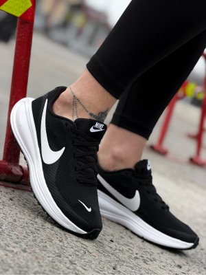 КРОСІВКИ W NIKE REVOLUTION 8