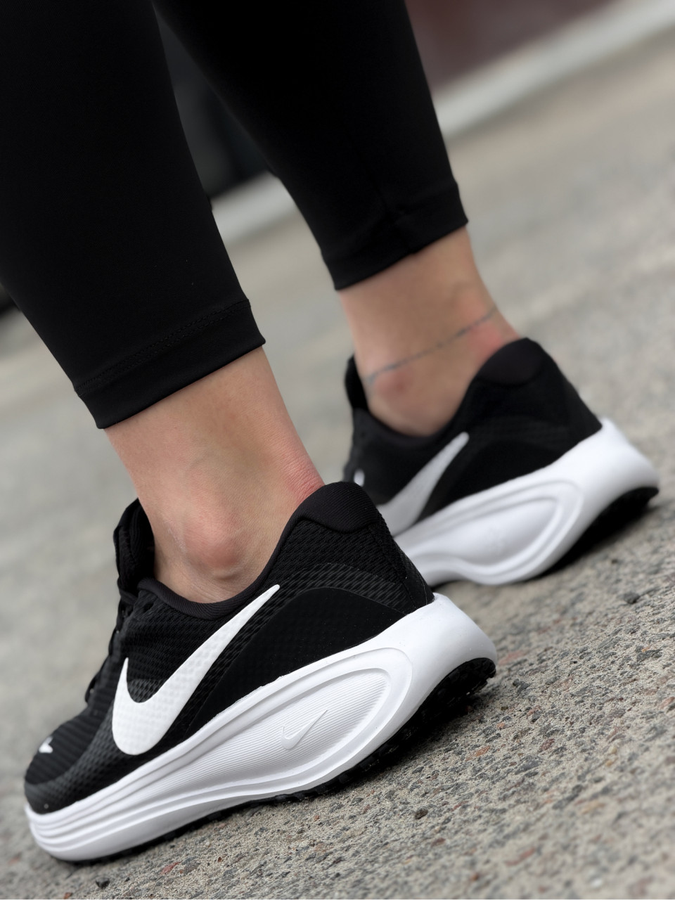 КРОСІВКИ W NIKE REVOLUTION 8