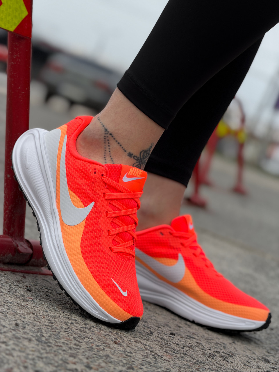 КРОСІВКИ W NIKE REVOLUTION 8