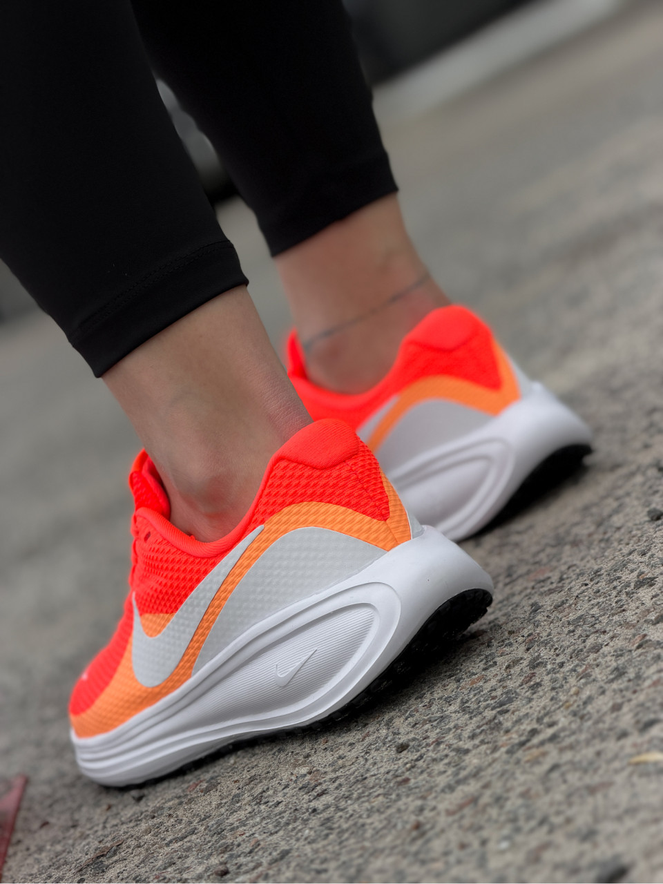 КРОСІВКИ W NIKE REVOLUTION 8