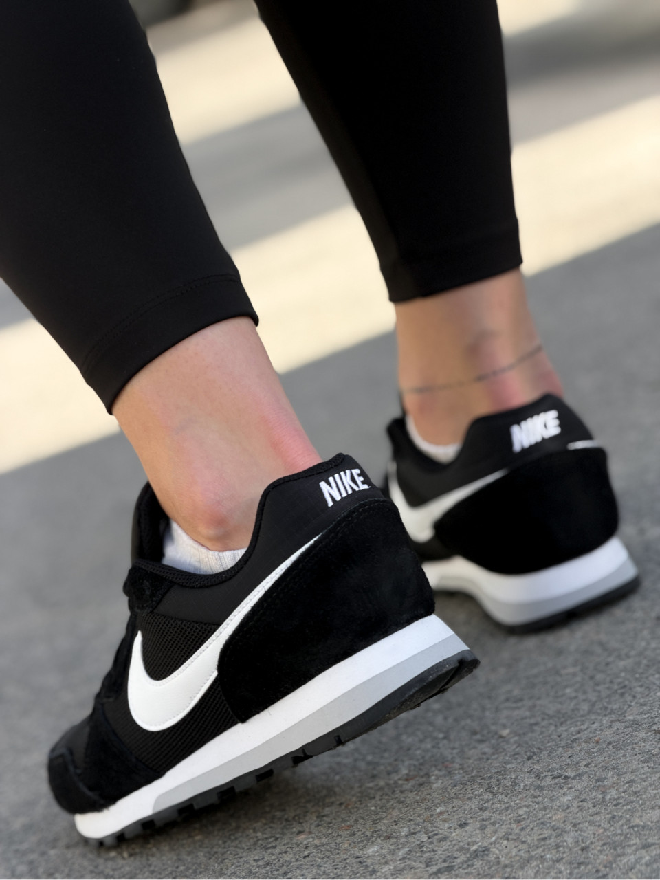 КРОСІВКИ WMNS NIKE MD RUNNER 2