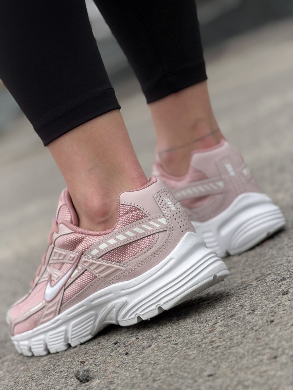 КРОСІВКИ WMNS NIKE INITIATOR
