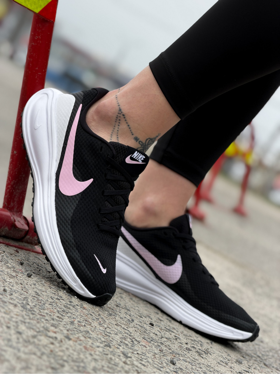 КРОСІВКИ W NIKE REVOLUTION 8