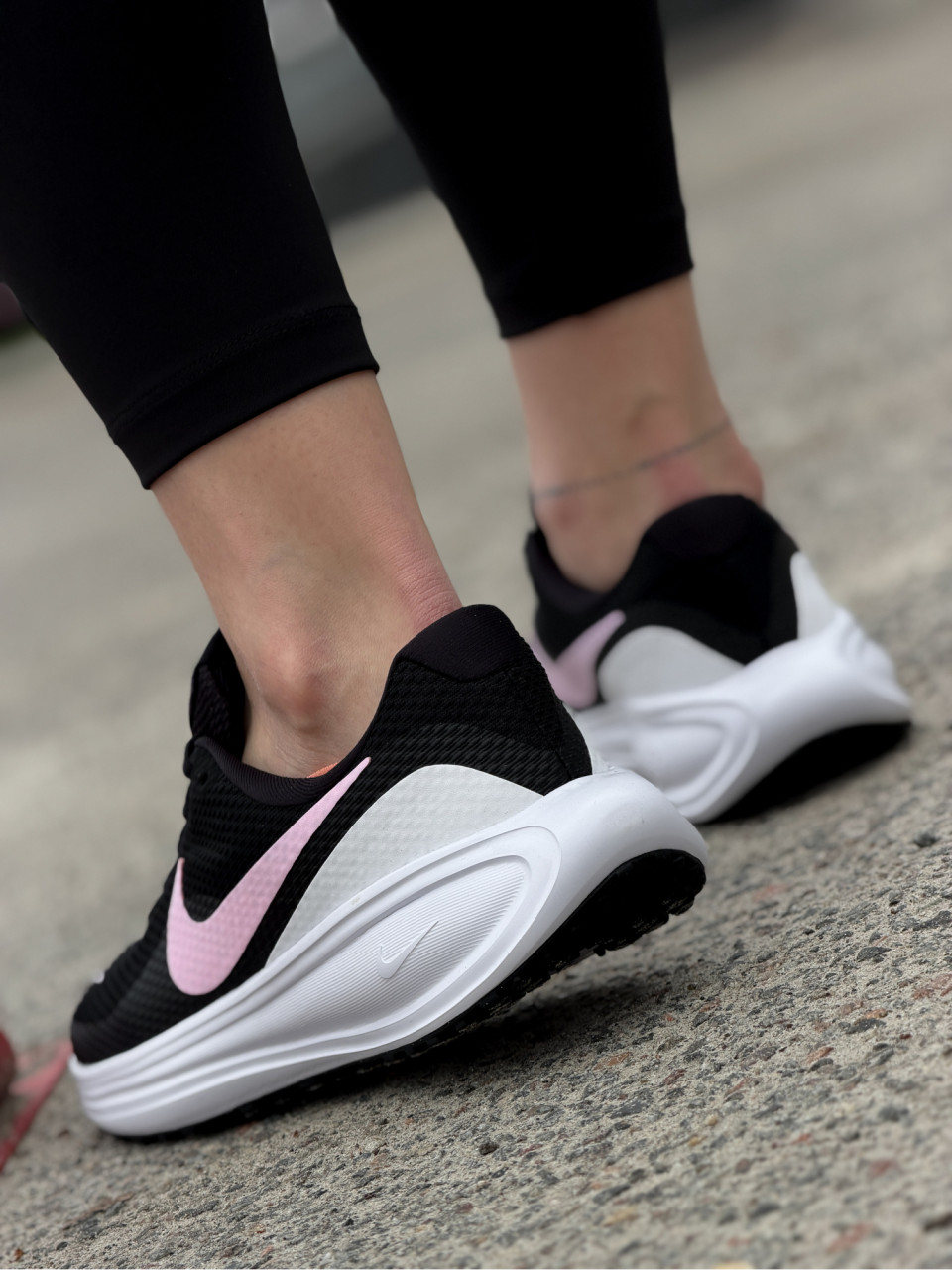 КРОСІВКИ W NIKE REVOLUTION 8