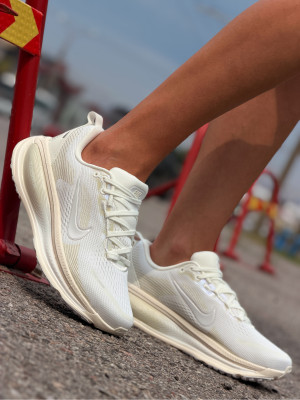 КРОСІВКИ W NIKE VOMERO 18 ESS