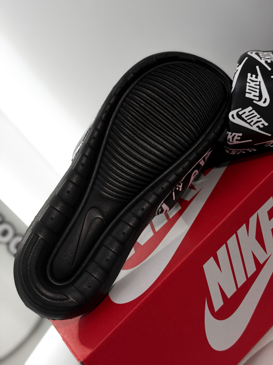 КАПЦІ NIKE VICTORI ONE SLIDE PRINT