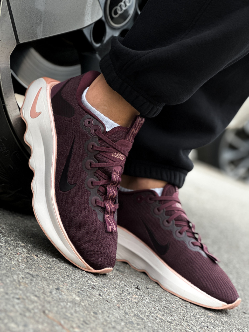 КРОСІВКИ WMNS NIKE MOTIVA