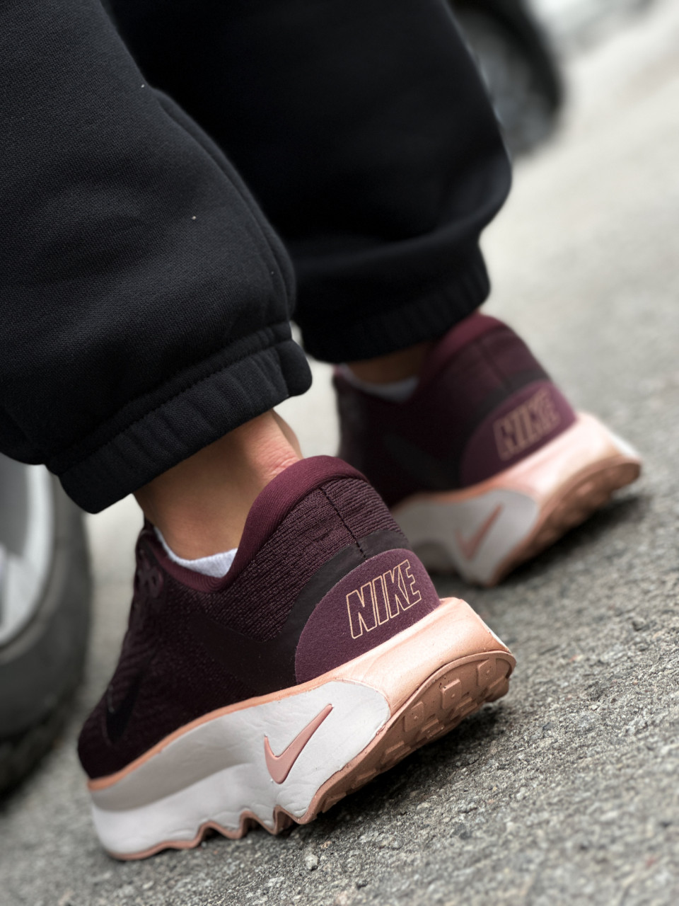 КРОСІВКИ WMNS NIKE MOTIVA