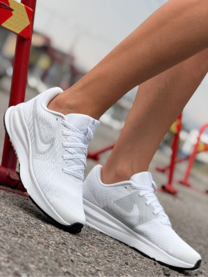 КРОСІВКИ W NIKE RUN DEFY