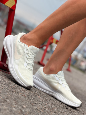 КРОСІВКИ W NIKE REVOLUTION 8