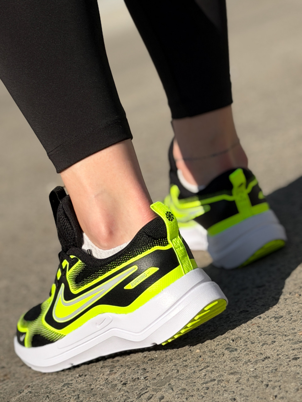 КРОСІВКИ NIKE COSMIC RUNNER (GS)